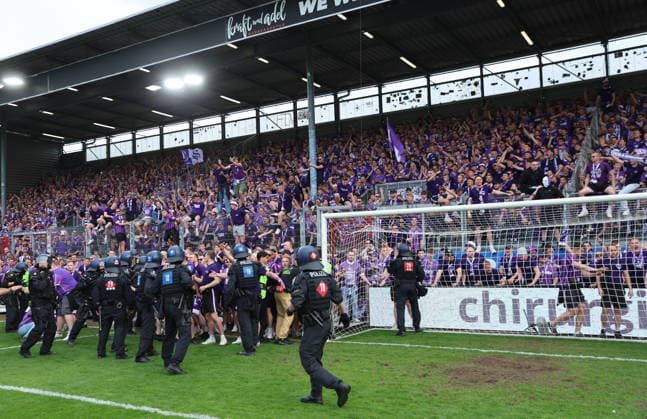 03.05.2026, Fussball 3. Liga, SV Wehen Wiesbaden - VfL Osnabrück, v.l., Osnabrück-Fans feiern den Aufstieg in die 2. Bundesliga, celebrate the promotion to the 2. Bundesliga DFL DFB REGULATIONS PROHIBIT ANY USE OF PHOTOGRAPHS AS IMAGE SEQUENCES AND OR QUASI-VIDEO. xdcx