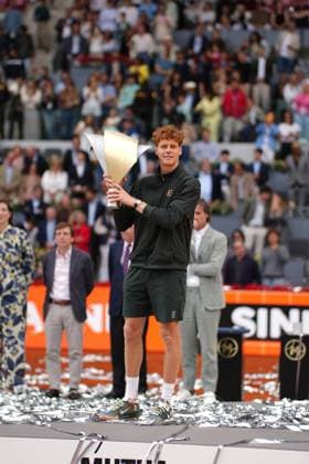 Alexander Zverev, of Germany to Jannik Sinner, of Italy, during their men s singles tennis final match at the Madrid Open tennis tournament in Madrid, Spain, Sunday, May 3, 2026 Cordon Press 