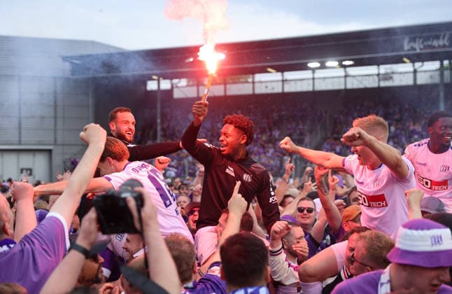 03.05.2026, Fussball 3. Liga, SV Wehen Wiesbaden - VfL Osnabrück, v.l., Osnabrück-Spieler feiern den Aufstieg in die 2. Bundesliga, celebrate the promotion to the 2. Bundesliga, Tony Lesueur (VfL Osnabrück), zünden Pyrotechnik, Pyro, Rauch, Feuer, Bengalos, Rauchbomben, pirotecnica, fumo, fuoco, Wunderkerzen DFL DFB REGULATIONS PROHIBIT ANY USE OF PHOTOGRAPHS AS IMAGE SEQUENCES AND OR QUASI-VIDEO. xdcx
