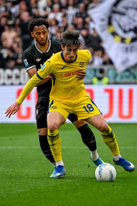 Juventus Lloyd Kelly fights for the ball with Hellas Verona s Bowie during the Serie A soccer match between Juventus and Hellas Verona at the Allianz Stadium in Turin, Italy - Sunday, May 03, 2026. - Soccer .  Copyright: xTanoxPecoraro LaPressex