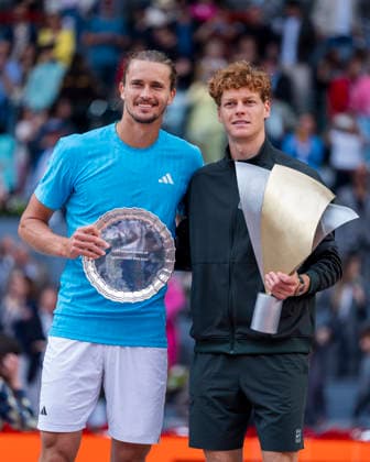 Mutua Madrid Open - Day Fourteen MADRID, SPAIN - MAY 3: Jannik Sinner of Italy poses with Alexander Zverev of Germany at the end of the Men s Final during the Mutua Madrid Open 2026 tournament at La Caja Magica on May 03, 2026 in Madrid, Spain. Madrid La Caja Magica Madrid Spain Copyright: xAlbertoxGardinx AGardin_20260503_Tennis_Madrid_Day14_0307