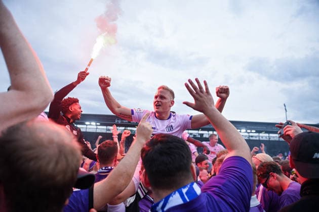 3. Liga - 25 26 - SV Wehen Wiesbaden - VfL Osnabrück am 03.05.2026 in der BRITA-Arena in Wiesbaden Die Mannschaft des VfL Osnabrück feiert den Aufstieg in die 2. Bundesliga und die Meisterschaft Kai Pröger Proeger (Osnabrueck)