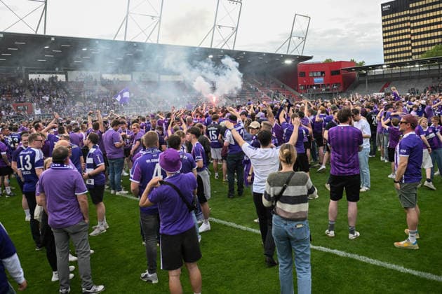 3. Liga - 25 26 - SV Wehen Wiesbaden - VfL Osnabrück am 03.05.2026 in der BRITA-Arena in Wiesbaden Die Mannschaft des VfL Osnabrück feiert den Aufstieg in die 2. Bundesliga und die Meisterschaft