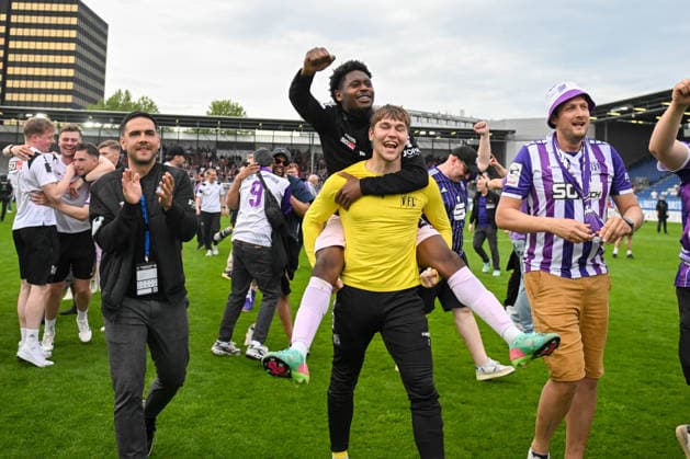 3. Liga - 25 26 - SV Wehen Wiesbaden - VfL Osnabrück am 03.05.2026 in der BRITA-Arena in Wiesbaden Die Mannschaft des VfL Osnabrück feiert den Aufstieg in die 2. Bundesliga und die Meisterschaft Torwart Niklas Sauter (Osnabrueck) und Tony Lesueur (Osnabrueck)