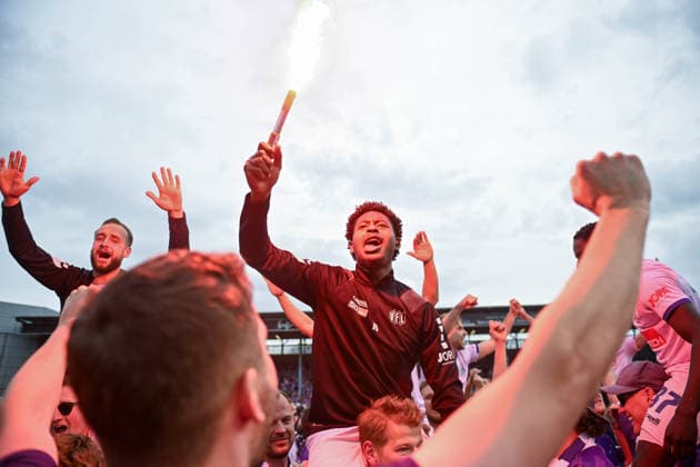 3. Liga - 25 26 - SV Wehen Wiesbaden - VfL Osnabrück am 03.05.2026 in der BRITA-Arena in Wiesbaden Die Mannschaft des VfL Osnabrück feiert den Aufstieg in die 2. Bundesliga und die Meisterschaft Tony Lesueur (Osnabrueck)
