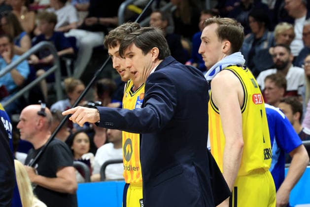 DEU, easyCredit BBL, ALBA vs. Chemnitz, 03.05.2026, Uber-Arena, Berlin, DEU, easyCredit BBL, ALBA vs. Chemnitz, im Bild CHEFTRAINER Pedro Calles (ALBA Berlin), Alex OÕConnell (ALBA Berlin 3), Moses Wood (ALBA Berlin 11)