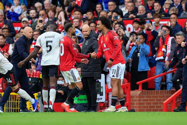 Manchester United, ManU v Liverpool, Premier League Matheus Cunha (10) of Manchester United is replaced by Joshua Zirkzee (11) of Manchester United during the Premier League match between Manchester United and Liverpool at Old Trafford, Manchester, UK on 3 May 2026. Manchester Old Trafford Greater Manchester UK Editorial use only DataCo restrictions apply See www.football-dataco.com , Copyright: xConorxMolloyx PSI-24192-0110