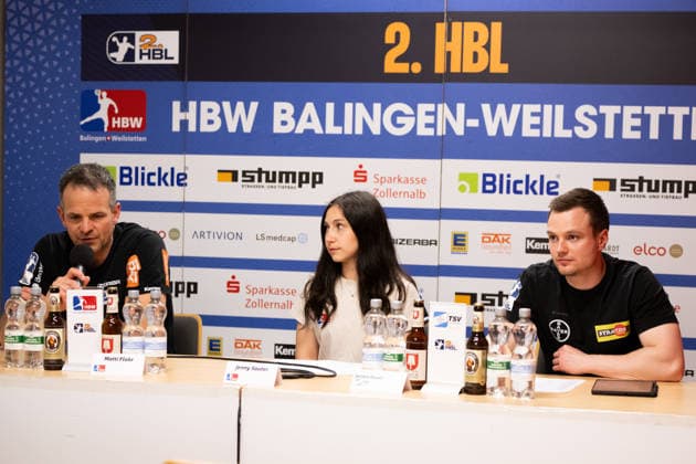 Matthias Flohr, (HBW Balingen Weilstetten, Trainer), Julian Niklas, (TSV Bayer Dormagen,Trainer, Coach) links,, Pressekonferenz HBW Balingen Weilstetten vs. TSV Bayer Dormagen, Handball, 2. Bundesliga, 30. Spieltag, Saison 2025 2026, 03.05.2026, Eibner-Pressefoto Andreas Ulmer HBW Balingen Weilstetten vs. TSV Bayer Dormagen, Handball, 2. Bundesliga, 30. Spieltag, Saison 2025 2026, 03.05.2026, Balingen Copyright: xEibner-Pressefoto AndreasxUlmerx EP_AUR