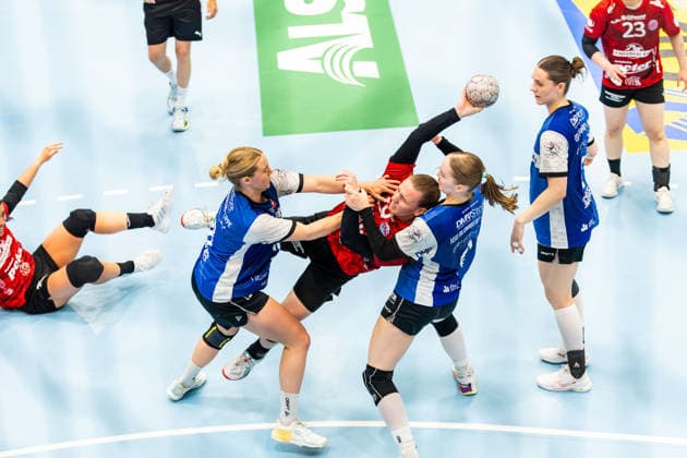03.05.2026, GER, Handball, Frauen, Saison 2025 2026, Alsco 1.Bl, PlayOff Halbfinale Spiel 2, Thueringer HC - HSGBlomberg-Lippe Luca Farago (Thueringer HC,19), Nieke Kuehne (HSG Blomberg-Lippe), Maxi Muehlner (HSG Blomberg-Lippe) 99947 Bad Langensalza Salza Halle Sporthalle Mehrz Thüringen Deutschland