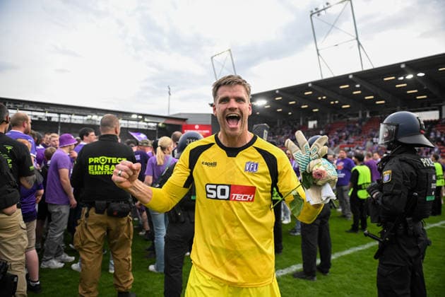 3. Liga - 25 26 - SV Wehen Wiesbaden - VfL Osnabrück am 03.05.2026 in der BRITA-Arena in Wiesbaden Die Mannschaft des VfL Osnabrück feiert den Aufstieg in die 2. Bundesliga und die Meisterschaft Torwart Lukas Jonsson (Osnabrueck)