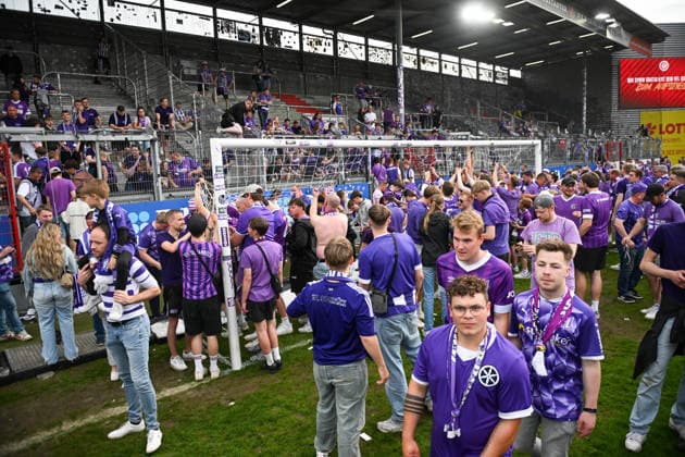 3. Liga - 25 26 - SV Wehen Wiesbaden - VfL Osnabrück am 03.05.2026 in der BRITA-Arena in Wiesbaden Fans des VfL Osnabrück feiert den Aufstieg in die 2. Bundesliga und die Meisterschaft