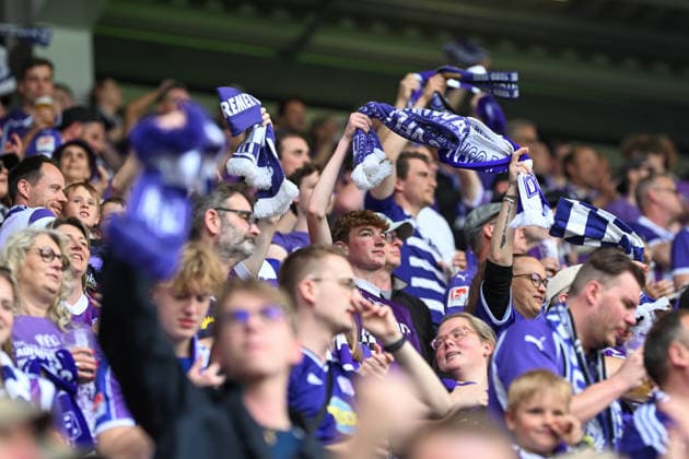 3. Liga - 25 26 - SV Wehen Wiesbaden - VfL Osnabrück am 03.05.2026 in der BRITA-Arena in Wiesbaden Fans des VfL Osnabrück feiert den Aufstieg in die 2. Bundesliga und die Meisterschaft