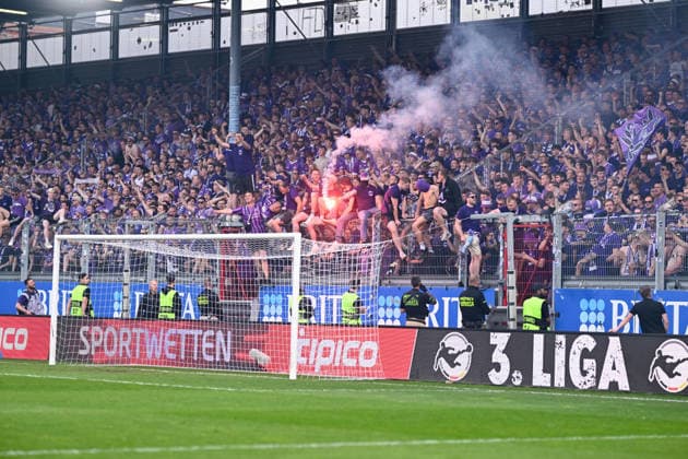 3. Liga - 25 26 - SV Wehen Wiesbaden - VfL Osnabrück am 03.05.2026 in der BRITA-Arena in Wiesbaden Fans des VfL Osnabrück feiert den Aufstieg in die 2. Bundesliga und die Meisterschaft