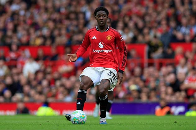 Manchester United, ManU v Liverpool, Premier League Kobbie Mainoo (37) of Manchester United controls the ball during the Premier League match between Manchester United and Liverpool at Old Trafford, Manchester, UK on 3 May 2026. Manchester Old Trafford Greater Manchester UK Editorial use only DataCo restrictions apply See www.football-dataco.com , Copyright: xConorxMolloyx PSI-24192-0112