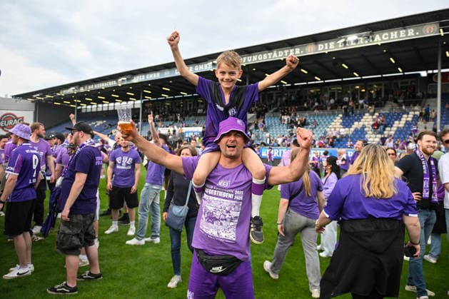 3. Liga - 25 26 - SV Wehen Wiesbaden - VfL Osnabrück am 03.05.2026 in der BRITA-Arena in Wiesbaden Fans des VfL Osnabrück feiert den Aufstieg in die 2. Bundesliga und die Meisterschaft
