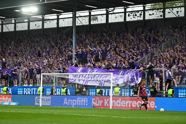 3. Liga - 25 26 - SV Wehen Wiesbaden - VfL Osnabrück am 03.05.2026 in der BRITA-Arena in Wiesbaden Fans des VfL Osnabrück feiert den Aufstieg in die 2. Bundesliga und die Meisterschaft