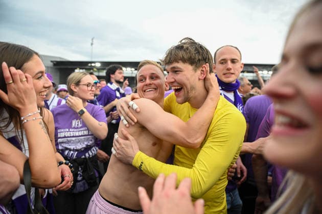 3. Liga - 25 26 - SV Wehen Wiesbaden - VfL Osnabrück am 03.05.2026 in der BRITA-Arena in Wiesbaden Die Mannschaft des VfL Osnabrück feiert den Aufstieg in die 2. Bundesliga und die Meisterschaft Kai Pröger Proeger (Osnabrueck) und Torwart Niklas Sauter (Osnabrueck)