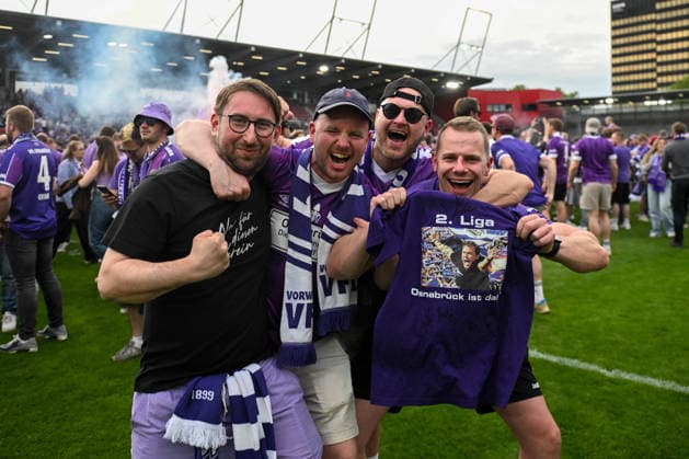 3. Liga - 25 26 - SV Wehen Wiesbaden - VfL Osnabrück am 03.05.2026 in der BRITA-Arena in Wiesbaden Fans des VfL Osnabrück feiert den Aufstieg in die 2. Bundesliga und die Meisterschaft