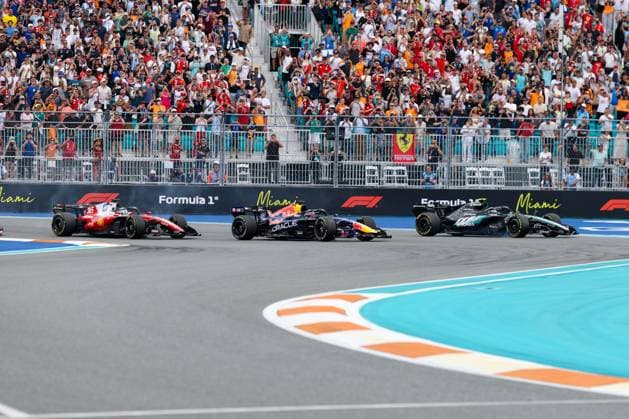 Start, Kimi Antonelli (Mercedes-AMG Petronas 12), Max Verstappen (Oracle Red Bull Racing 3), Charles Leclerc (Scuderia Ferrari HP 16), Grosser Preis von Miami, Motorsport, Herren, Formel 1, Rennen, 03.05.2026 Miami Florida USA