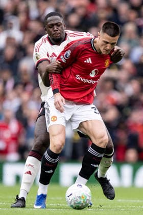 Ibrahima Konate of Liverpool (L) and Benjamin Sesko of Manchester United, ManU (R) during the Premier League 2025-26 football match between Manchester United and Liverpool at Old Trafford, Manchester, England (Photo by Will Palmer Sports Press Photo) Copyright: xWillxPalmer SportsxPressxPhotox Sportspressphoto_SPR141116