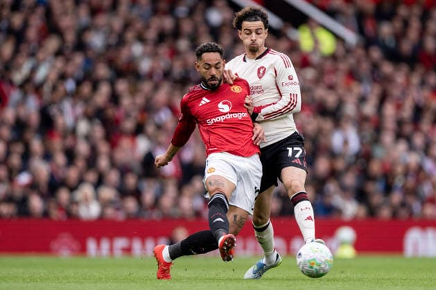 Matheus Cunha of Manchester United, ManU (L) and Curtis Jones of Liverpool (R) during the Premier League 2025-26 football match between Manchester United and Liverpool at Old Trafford, Manchester, England (Photo by Will Palmer Sports Press Photo) Copyright: xWillxPalmer SportsxPressxPhotox Sportspressphoto_SPR141129