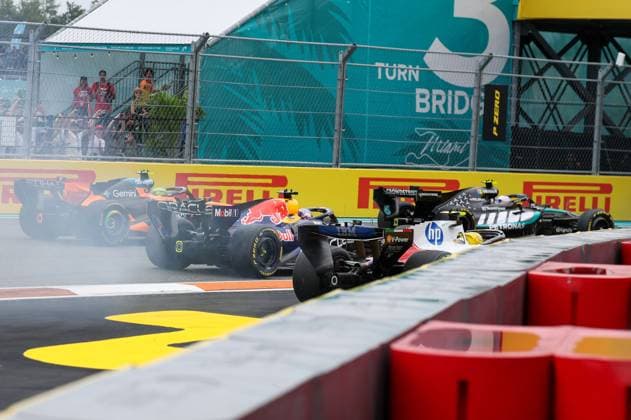 Start, Kimi Antonelli (Mercedes-AMG Petronas 12), Max Verstappen (Oracle Red Bull Racing 3), Charles Leclerc (Scuderia Ferrari HP 16), Grosser Preis von Miami, Motorsport, Herren, Formel 1, Rennen, 03.05.2026 Miami Florida USA
