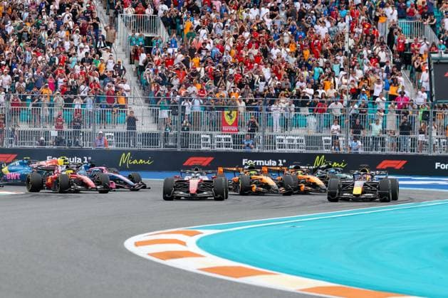 Start, Kimi Antonelli (Mercedes-AMG Petronas 12), Max Verstappen (Oracle Red Bull Racing 3), Charles Leclerc (Scuderia Ferrari HP 16), Grosser Preis von Miami, Motorsport, Herren, Formel 1, Rennen, 03.05.2026 Miami Florida USA
