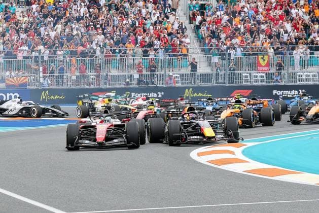 Start, Kimi Antonelli (Mercedes-AMG Petronas 12), Max Verstappen (Oracle Red Bull Racing 3), Charles Leclerc (Scuderia Ferrari HP 16), Grosser Preis von Miami, Motorsport, Herren, Formel 1, Rennen, 03.05.2026 Miami Florida USA