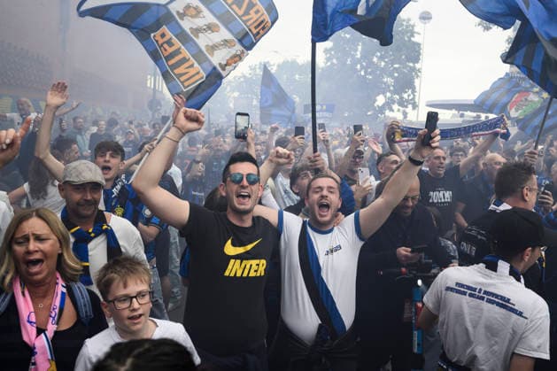 FC Internazionale v Parma Calcio - Serie A Fans of FC Internazionale welcome their team s bus carrying the players at stadio Giuseppe Meazza (also known as San Siro) prior to the Serie A football match between FC Internazionale and Parma Calcio. Milan Italy Copyright: xNicolòxCampox
