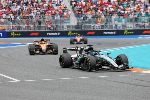 George Russell (Mercedes-AMG Petronas 63), Oscar Piastri (McLaren Formula 1 Team 81), Grosser Preis von Miami, Motorsport, Herren, Formel 1, Rennen, 03.05.2026 Miami Florida USA