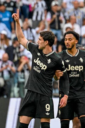 JuventusÕ Dusan Vlahovic celebrates after scoring a goal for his team during the Serie A soccer match between Juventus and Hellas Verona at the Allianz Stadium in Turin, Italy - Sunday, May 03, 2026. - Soccer .  Copyright: xTanoxPecoraro LaPressex