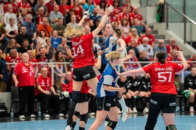 HSG Blomberg-Lippe (GER) vs. Thueringer HC (GER), Handball, 1. Handball Bundesliga Frauen, Halbfinale, Spiel 2, 3.5.2026, Saision 2025 2026, Bad Langensalza Anika Niederwieser (Thueringer HC, 14) blockt den Torwurf von Nieke Kuehne (HSG Blomberg-Lippe, 09) Bad Langensalza Salza-Halle Deutschland