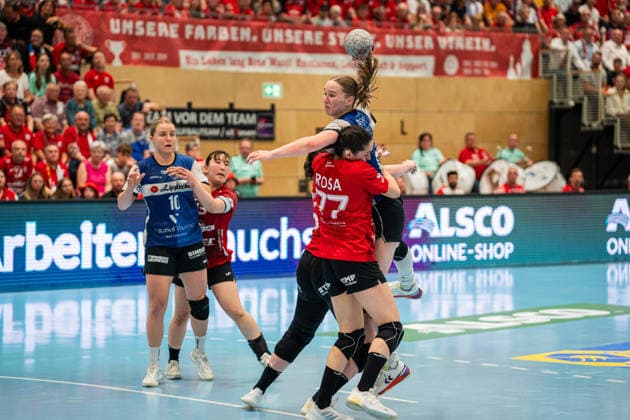 HSG Blomberg-Lippe (GER) vs. Thueringer HC (GER), Handball, 1. Handball Bundesliga Frauen, Halbfinale, Spiel 2, 3.5.2026, Saision 2025 2026, Bad Langensalza Nieke Kuehne (HSG Blomberg-Lippe, 09) im Torwurf gegen Kelly de Abreu Rosa (Thueringer HC, 77) Bad Langensalza Salza-Halle Deutschland