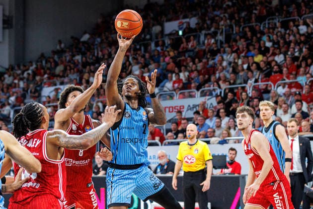 Austin Crowley (BMA365 Bamberg Baskets, 85), Demarcus Demonia (BMA365 Bamberg Baskets, 08), Leonard Thorpe Jr. (Hamburg Towers, 02), BMA365 Bamberg Baskets vs. Veolia Towers Hamburg, Basketball, easyCredit BBL, 32. Spieltag, 03.05.2026 BMA365 Bamberg Baskets vs. Veolia Towers Hamburg, Basketball, easyCredit BBL, 32. Spieltag, 03.05.2026 Bamberg Copyright: xEibner-Pressefoto G.xSantemizx EP_EER