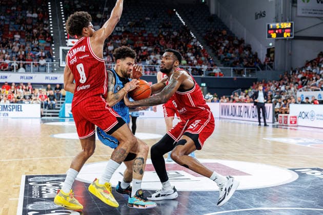 Demarcus Demonia (BMA365 Bamberg Baskets, 08), Devon Daniels IV (Hamburg Towers, 21), Ejiofor Onu (BMA365 Bamberg Baskets, 35), BMA365 Bamberg Baskets vs. Veolia Towers Hamburg, Basketball, easyCredit BBL, 32. Spieltag, 03.05.2026 BMA365 Bamberg Baskets vs. Veolia Towers Hamburg, Basketball, easyCredit BBL, 32. Spieltag, 03.05.2026 Bamberg Copyright: xEibner-Pressefoto G.xSantemizx EP_EER