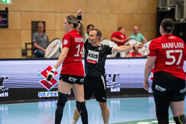 HSG Blomberg-Lippe (GER) vs. Thueringer HC (GER), Handball, 1. Handball Bundesliga Frauen, Halbfinale, Spiel 2, 3.5.2026, Saision 2025 2026, Bad Langensalza Der Schiedsrichter zeigt eine 2-Minuten Strafe an Bad Langensalza Salza-Halle Deutschland