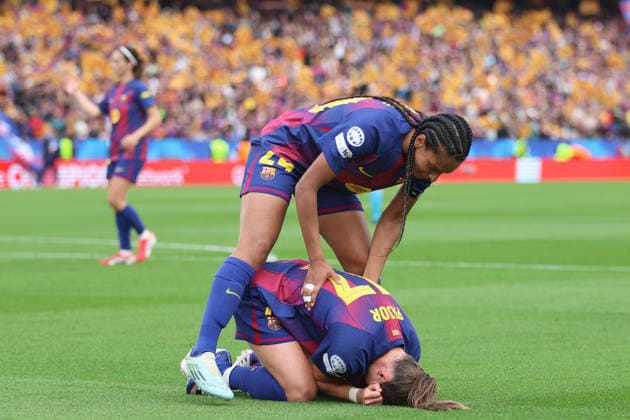 BARCELONA, SPAIN, MAY 3: Ewa Pajor (17 FC Barcelona, Barca celebrates the win by kneeling on the floor as Esmee Brugts (24 FC Barcelona) gets her up during the UEFA Womens Champions League match between FC Barcelona and Bayern Munich at Spotify Camp Nou on May 3rd, 2026 in Barcelona, Spain (Photo by Alexander Canillas Sports Press Photo) Copyright: xAlexanderxCanillas SPPx Sportspressphoto_SPR141164