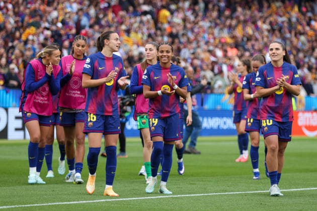 BARCELONA, SPAIN, MAY 3: Clara Serrajordi (16 FC Barcelona, Barca , Vicky Lopez (19 FC Barcelona) and Adriana Ranera applauds the fansduring the UEFA Womens Champions League match between FC Barcelona and Bayern Munich at Spotify Camp Nou on May 3rd, 2026 in Barcelona, Spain (Photo by Alexander Canillas Sports Press Photo) Copyright: xAlexanderxCanillas SPPx Sportspressphoto_SPR141167