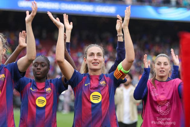 BARCELONA, SPAIN, MAY 3: Alexia Putellas (11 FC Barcelona, Barca applauds the fans during the UEFA Womens Champions League match between FC Barcelona and Bayern Munich at Spotify Camp Nou on May 3rd, 2026 in Barcelona, Spain (Photo by Alexander Canillas Sports Press Photo) Copyright: xAlexanderxCanillas SPPx Sportspressphoto_SPR141172