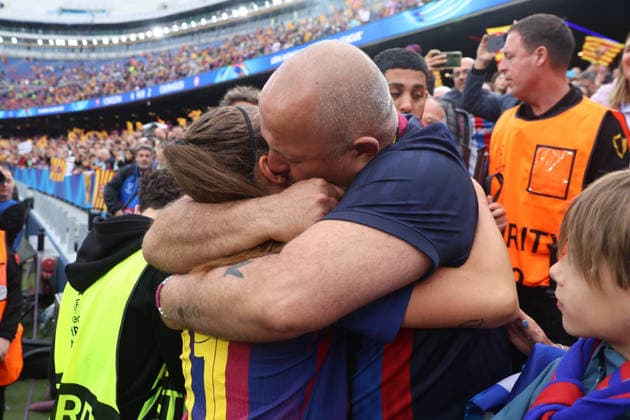 BARCELONA, SPAIN, MAY 3: Alexia Putellas (11 FC Barcelona, Barca hugs her uncle Ricard Segura during the UEFA Womens Champions League match between FC Barcelona and Bayern Munich at Spotify Camp Nou on May 3rd, 2026 in Barcelona, Spain (Photo by Alexander Canillas Sports Press Photo) Copyright: xAlexanderxCanillas SPPx Sportspressphoto_SPR141178