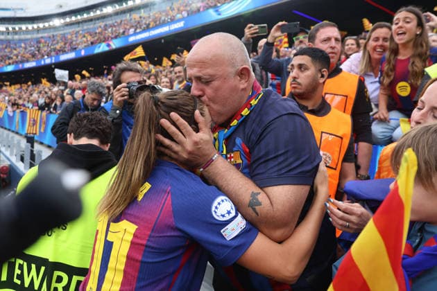 BARCELONA, SPAIN, MAY 3: Alexia Putellas (11 FC Barcelona, Barca hugs her uncle Ricard Segura during the UEFA Womens Champions League match between FC Barcelona and Bayern Munich at Spotify Camp Nou on May 3rd, 2026 in Barcelona, Spain (Photo by Alexander Canillas Sports Press Photo) Copyright: xAlexanderxCanillas SPPx Sportspressphoto_SPR141181