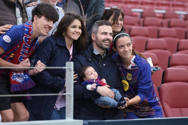 BARCELONA, SPAIN, MAY 3: Aitana Bonmati (14 FC Barcelona, Barca poses for a picture with her family during the UEFA Womens Champions League match between FC Barcelona and Bayern Munich at Spotify Camp Nou on May 3rd, 2026 in Barcelona, Spain (Photo by Alexander Canillas Sports Press Photo) Copyright: xAlexanderxCanillas SPPx Sportspressphoto_SPR141187