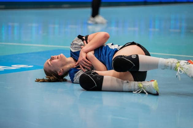 HSG Blomberg-Lippe (GER) vs. Thueringer HC (GER), Handball, 1. Handball Bundesliga Frauen, Halbfinale, Spiel 2, 3.5.2026, Saision 2025 2026, Bad Langensalza Nieke Kuehne (HSG Blomberg-Lippe, 09) liegt nach einem Foul am Boden Bad Langensalza Salza-Halle Deutschland