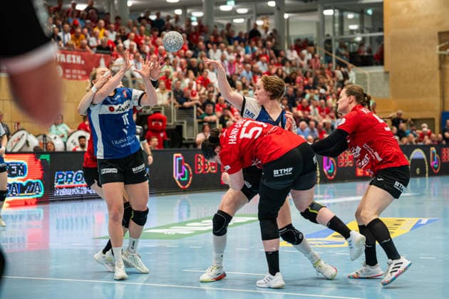 HSG Blomberg-Lippe (GER) vs. Thueringer HC (GER), Handball, 1. Handball Bundesliga Frauen, Halbfinale, Spiel 2, 3.5.2026, Saision 2025 2026, Bad Langensalza Nieke Kuehne (HSG Blomberg-Lippe, 09) passt den Ball zu Maxi Muehlner (HSG Blomberg-Lippe, 10) Bad Langensalza Salza-Halle Deutschland