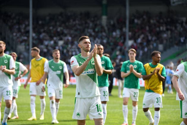 276. Frankenderby: SpVgg Greuther Fuerth vs. 1.FC Nürnberg Football, 2nd Bundesliga 276. Frankenderby: SpVgg Greuther Fuerth vs. 1.FC Nürnberg 3 May 2026 Sportpark Ronhof Thomas Sommer, Fuerth, Germany Image: The SpVgg thank the fan block for their support. DFL regulations prohibit any use of photographs as image sequences and or quasi-video Copyright: xPresseFotoxEvansx xRyanxEvansx
