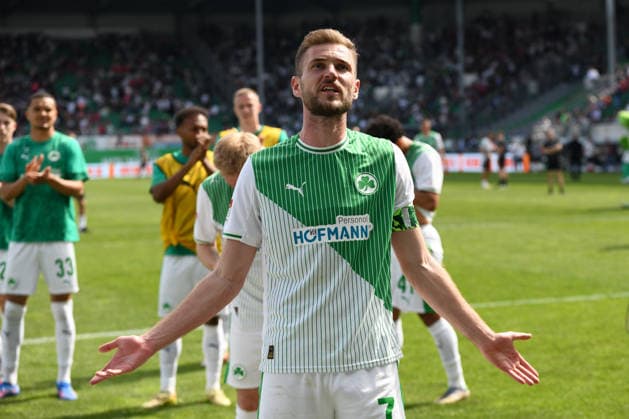 276. Frankenderby: SpVgg Greuther Fuerth vs. 1.FC Nürnberg Football, 2nd Bundesliga 276. Frankenderby: SpVgg Greuther Fuerth vs. 1.FC Nürnberg 3 May 2026 Sportpark Ronhof Thomas Sommer, Fuerth, Germany Image: The SpVgg thank the fan block for their support. DFL regulations prohibit any use of photographs as image sequences and or quasi-video Copyright: xPresseFotoxEvansx xRyanxEvansx