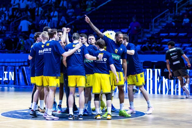 GER, easy-Credit Basketball-Bundesliga, ALBA Berlin - Niners Chemnitz. 03.05.2026, Uber Arena, Berlin, GER, easy-Credit Basketball-Bundesliga, ALBA Berlin - Niners Chemnitz. Schulterschluss von ALBA Berlin Foto Alexander Trienitz Berlin Uber Arena Berlin Deutschland