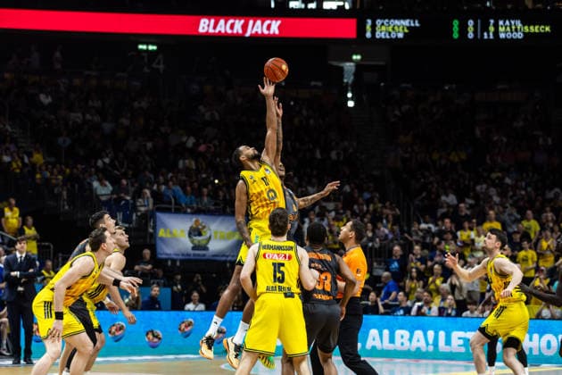GER, easy-Credit Basketball-Bundesliga, ALBA Berlin - Niners Chemnitz. 03.05.2026, Uber Arena, Berlin, GER, easy-Credit Basketball-Bundesliga, ALBA Berlin - Niners Chemnitz. Tipp off, Norris Agbakoko (ALBA Berlin 17), Kevin Yebo (Niners Chemnitz, 0) Foto Alexander Trienitz Berlin Uber Arena Berlin Deutschland