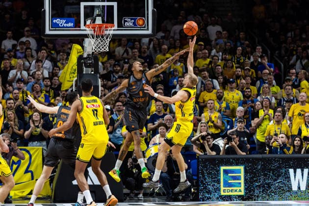 GER, easy-Credit Basketball-Bundesliga, ALBA Berlin - Niners Chemnitz. 03.05.2026, Uber Arena, Berlin, GER, easy-Credit Basketball-Bundesliga, ALBA Berlin - Niners Chemnitz. Sam Griesel (ALBA Berlin 5), Kevin Yebo (Niners Chemnitz, 0) Foto Alexander Trienitz Berlin Uber Arena Berlin Deutschland