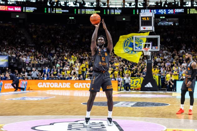 GER, easy-Credit Basketball-Bundesliga, ALBA Berlin - Niners Chemnitz. 03.05.2026, Uber Arena, Berlin, GER, easy-Credit Basketball-Bundesliga, ALBA Berlin - Niners Chemnitz. Amadou Sow (Niners Chemnitz, 12) bei einem Freiwurf Foto Alexander Trienitz Berlin Uber Arena Berlin Deutschland